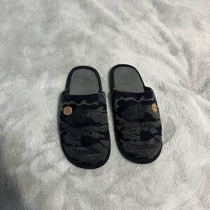 Black and gray camo sport slippers